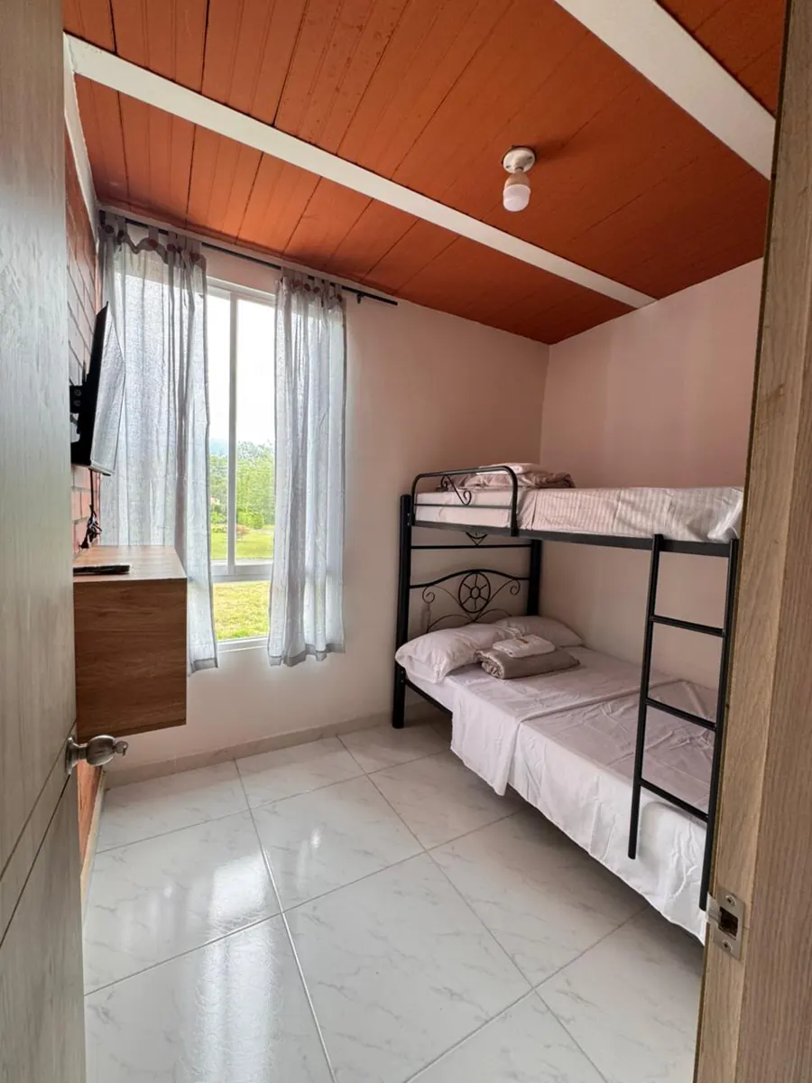 Habitación con camarote, ventana y televisor
