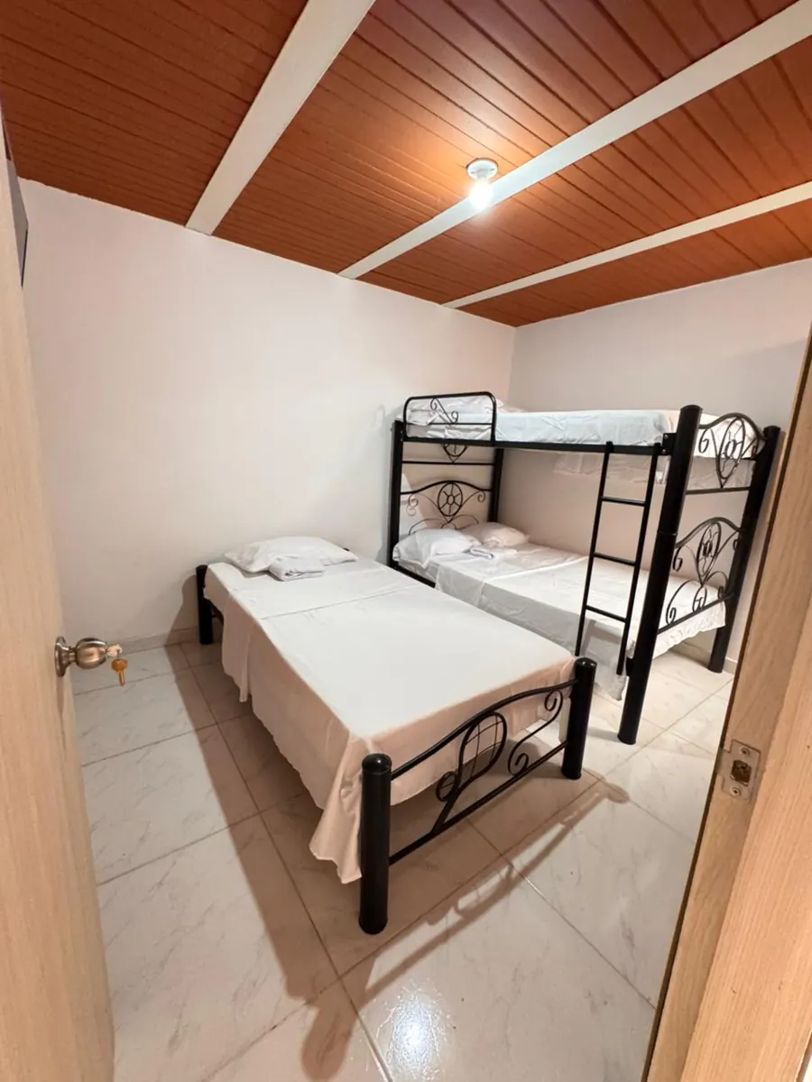 Habitación con cama sencilla y camarote en el primer piso