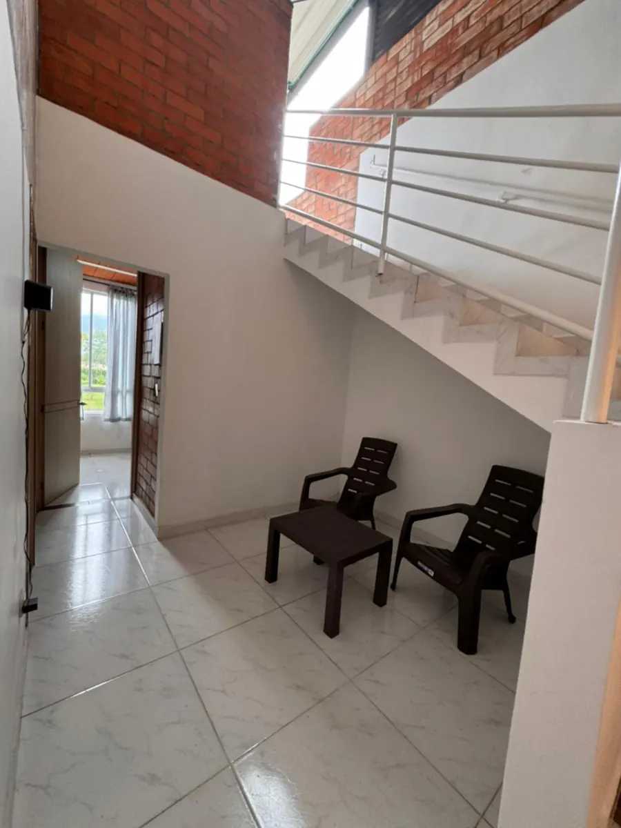 Hall del primer piso con sillas y escalera