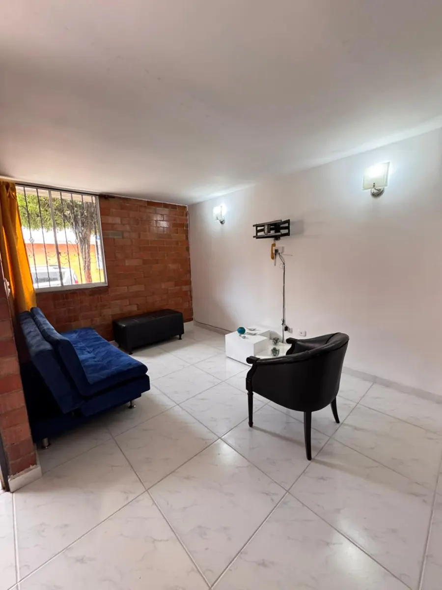 Sala de estar con sofá azul y silla