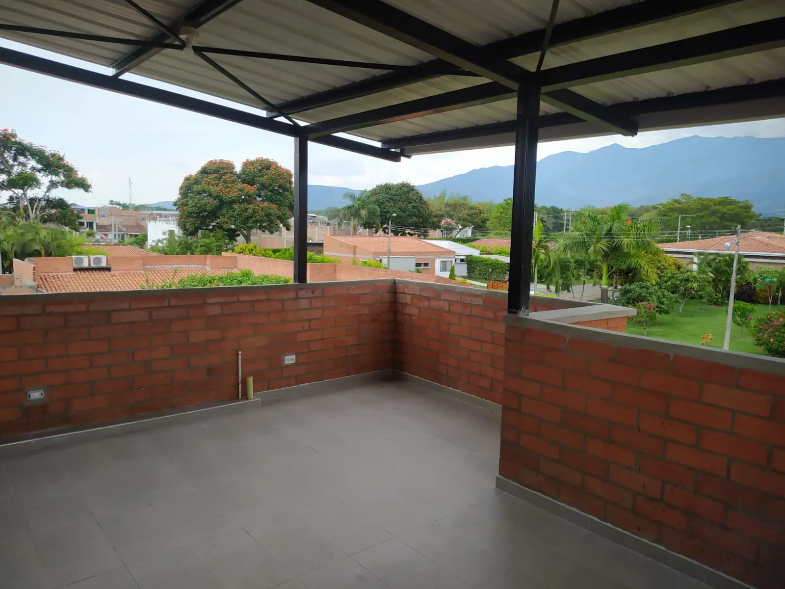Terraza cubierta con vista a la montaña