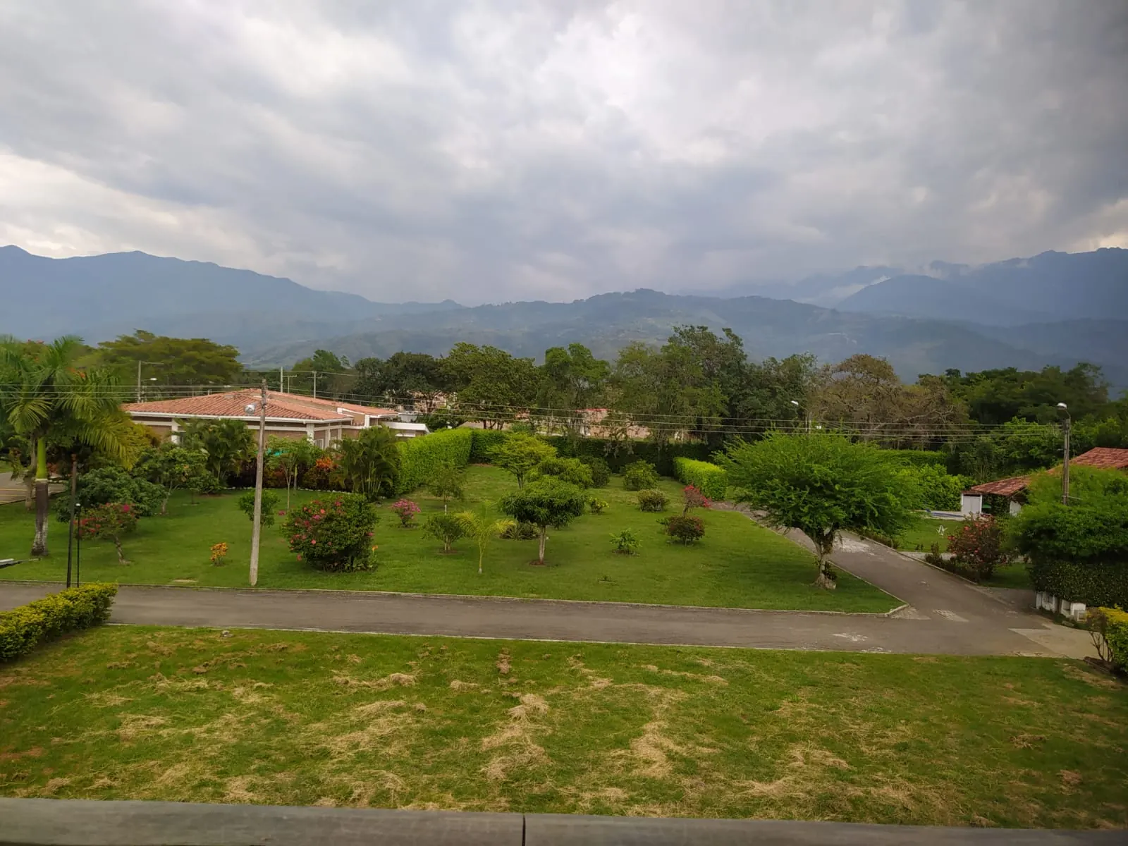 Vista a jardines y montañas desde la terraza